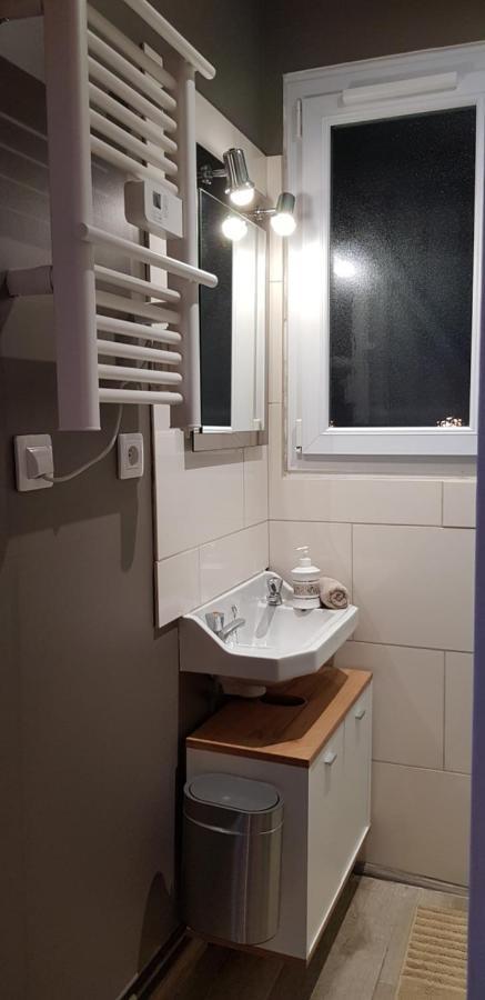 Agréable petite maison avec jardin et parking Chamvres Exterior foto